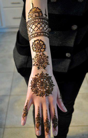 Henna Artist performance
